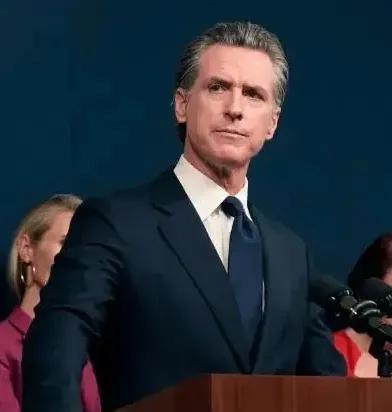 民主党为了推出下一任总统和赢得中期选举，也是拼了，竟然不惜制造一场“暴乱”。
这