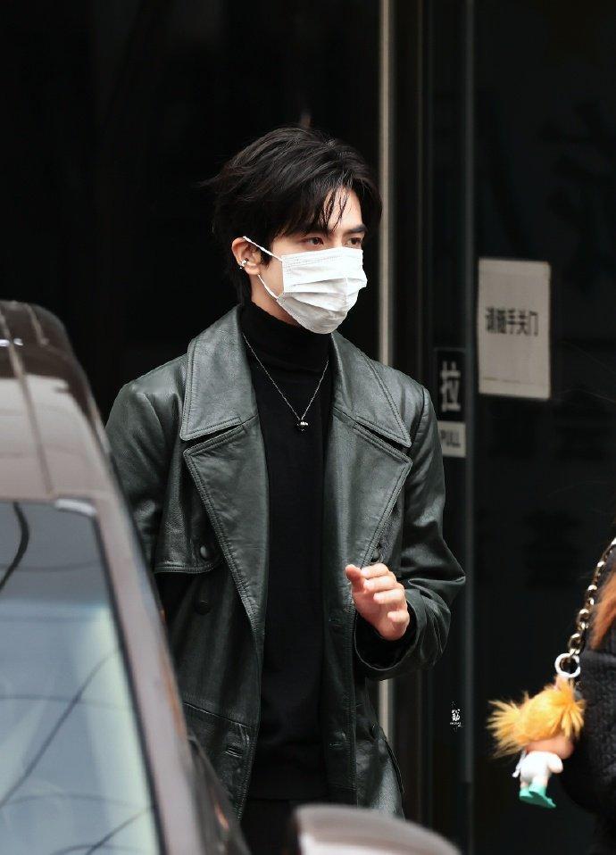 宋威龙AllBlack皮大衣daddy级别，宋威龙耳夹真的满分野感，咱就说和这个