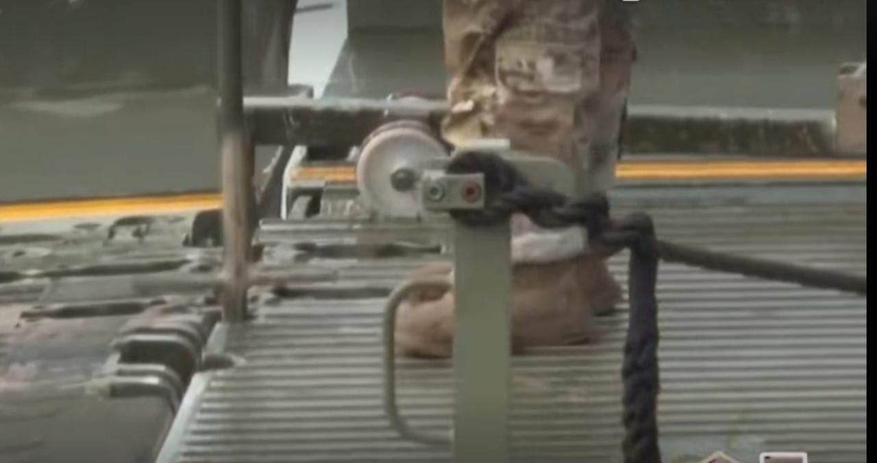 美军士兵在登陆艇上快速离舰，F-15战机编队在高空巡航，五角大楼与美国防部大楼的