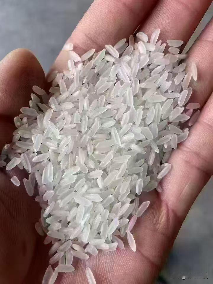 人到中年，不争、不吵、不比、不怨。
不争口舌，不吵闲架，不比贫富，不怨过往。
好