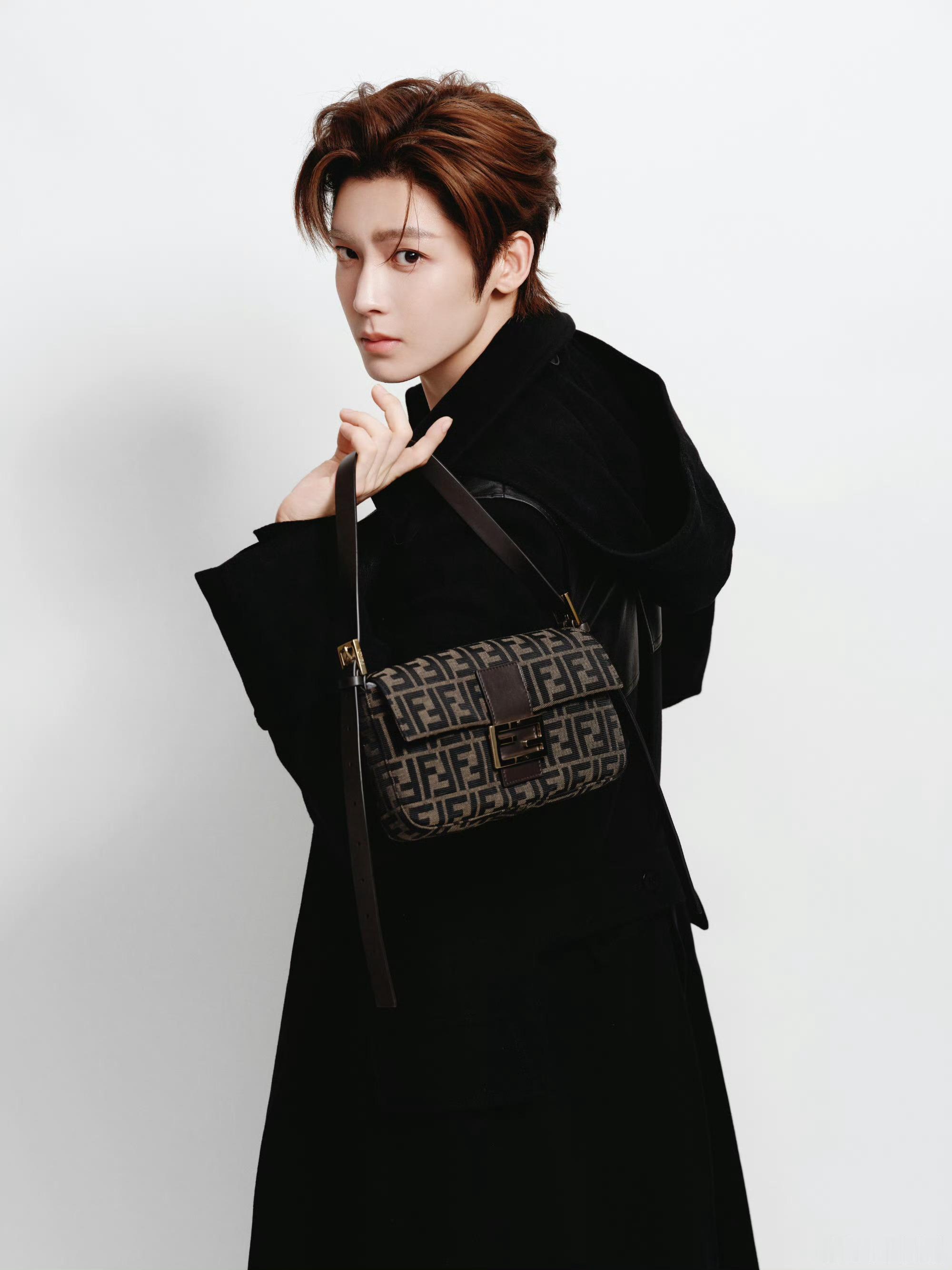侯明昊｜FENDI 侯明昊出镜 FENDI 宣传大片，身穿品牌2026秋冬男士系