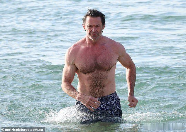 HughJackman[超话]  又一天在邦迪海滩 