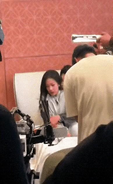 演个戏非要这样吗？现在有些剧里的亲热戏，真没必要那么较真吧。以前拍吻戏床戏都是借