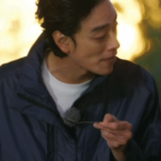 郑云龙炫内蒙古奶皮子哇声一片看郑云龙吃奶皮子舒芙蕾看得我好馋！接连发出哇的赞叹，