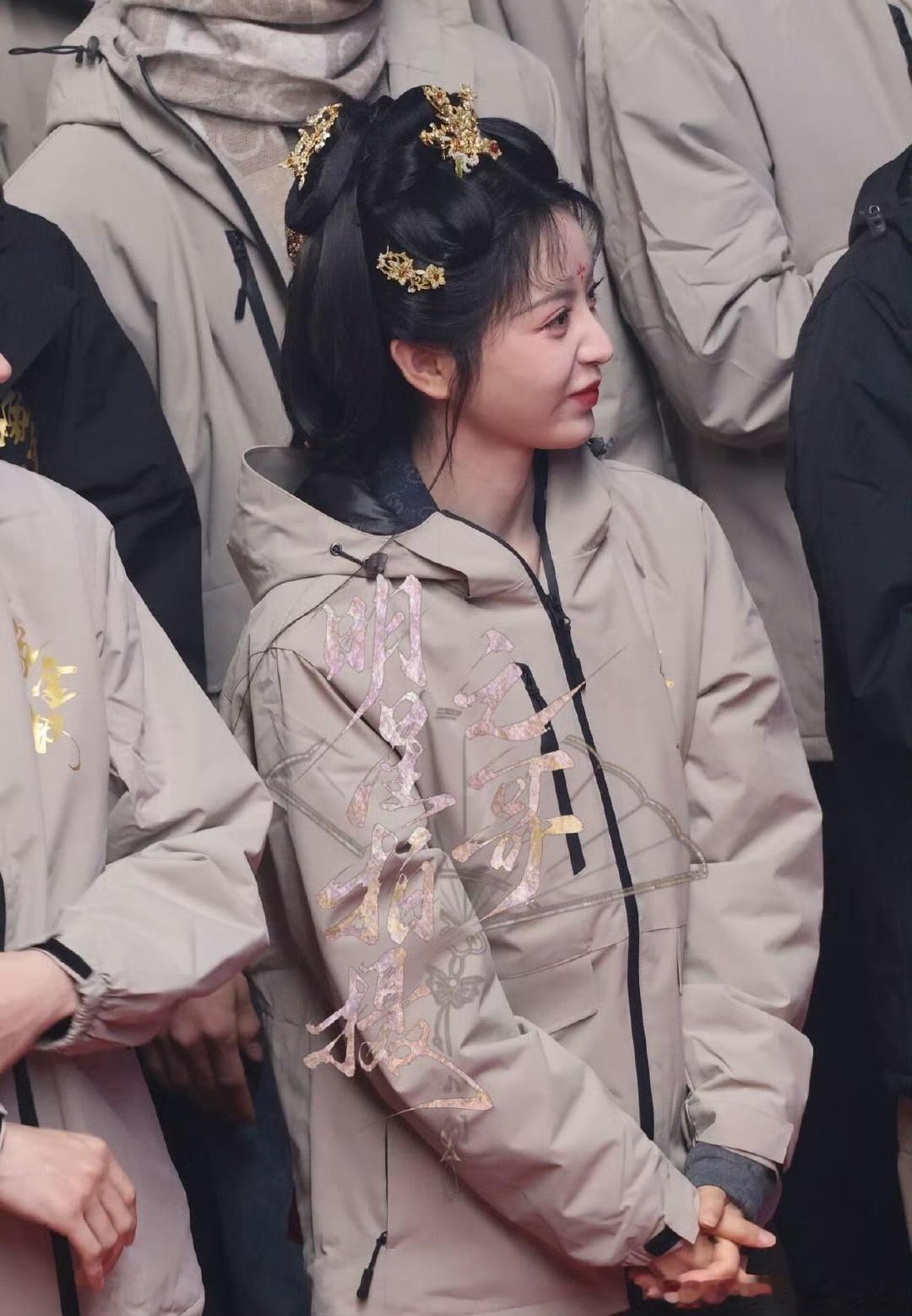 田曦薇田曦薇新剧嫁金钗出妆路透 田曦薇嫁金钗出妆来啦，好像垂耳兔，好可爱！田曦薇