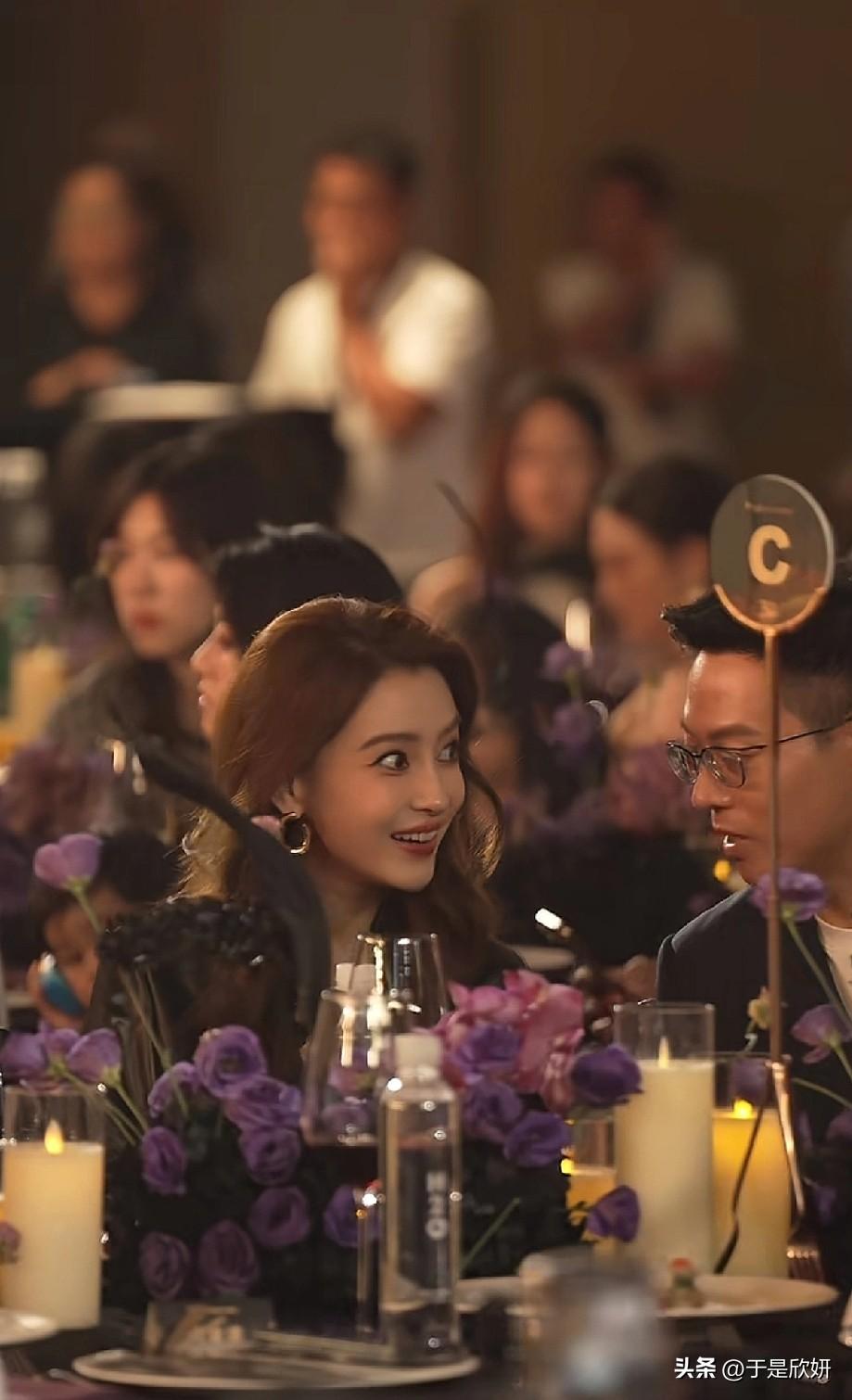 Angelababy最新晚宴生图流出，直接美上热搜！
原相机镜头下，她一头慵懒大