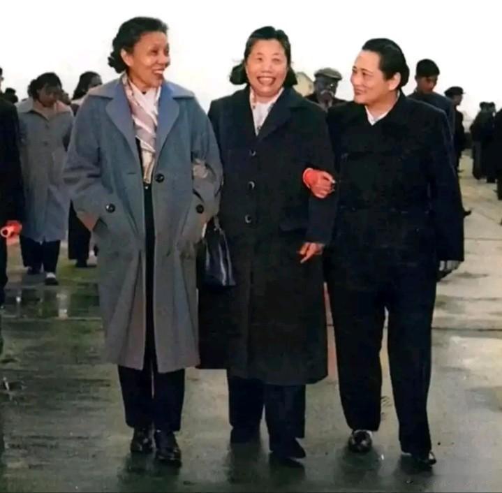 一张老照片，藏着一段跨越岁月的动人故事。

在上世纪60年代，蔡畅、邓颖超、宋庆