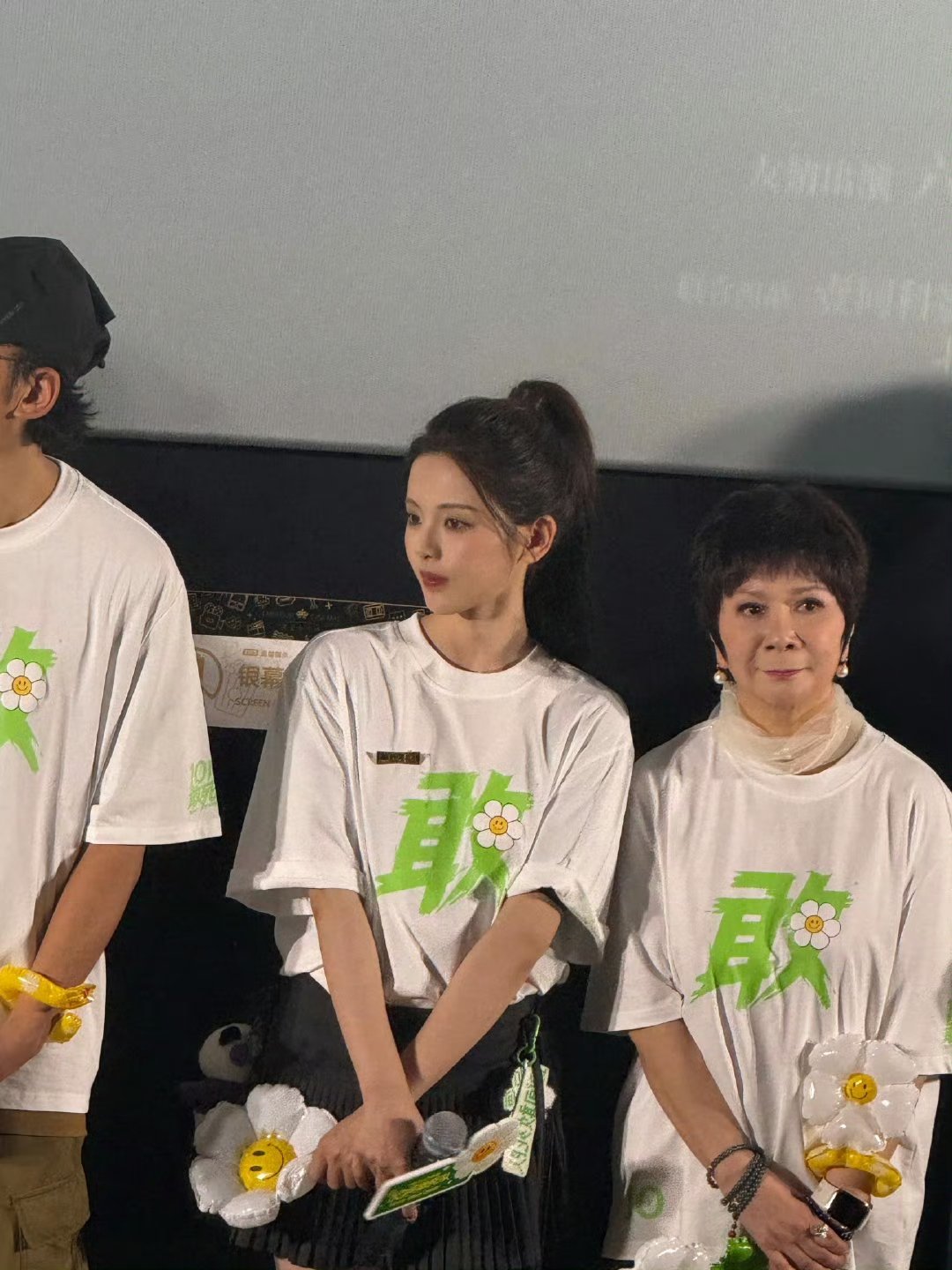 杨超越变美了杨超越今日亮相新电影《10间敢死队》首映红毯，清爽高马尾造型简约又亮