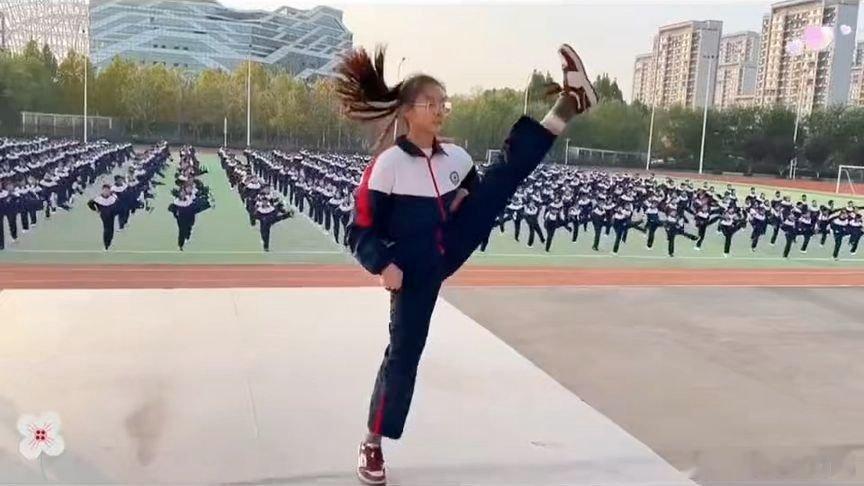 凤凰新闻【女学生带领全校学生做广播体操，接下来，把网友都看沸腾了】女学生带领全校