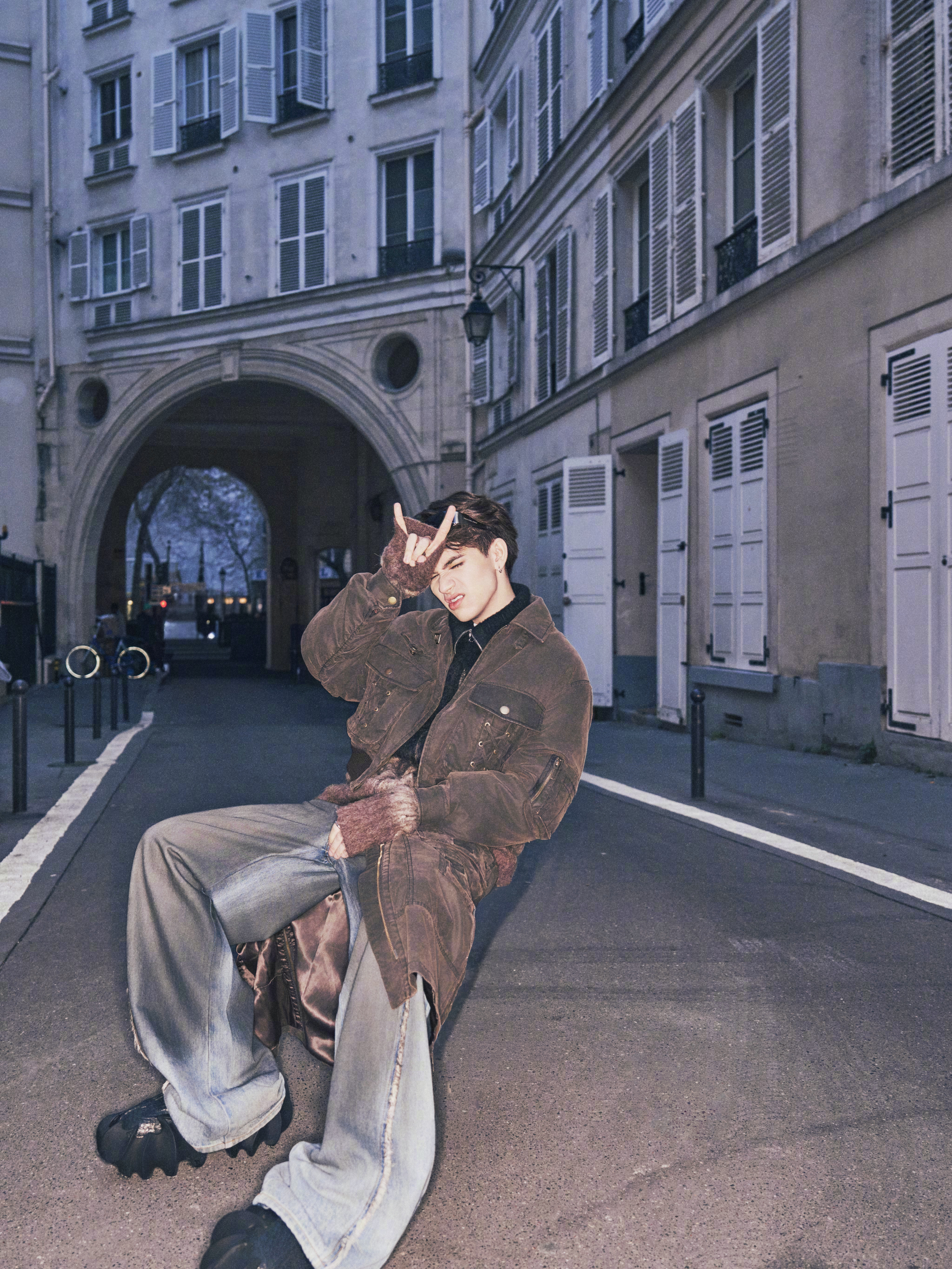 庆怜风格大变 第一次走秀就像开启“超模模式”，冷脸走台步帅到让人不敢认……庆怜你