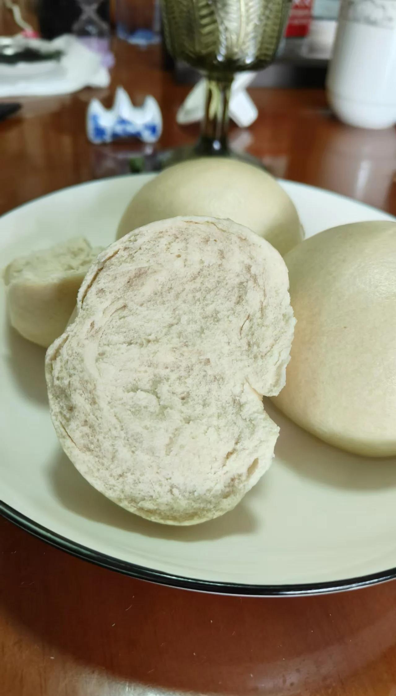 酵母发酵的馒头根本不是“腐蚀剂”，长期吃纯正的反而对身体好。

酵母能把面粉里的