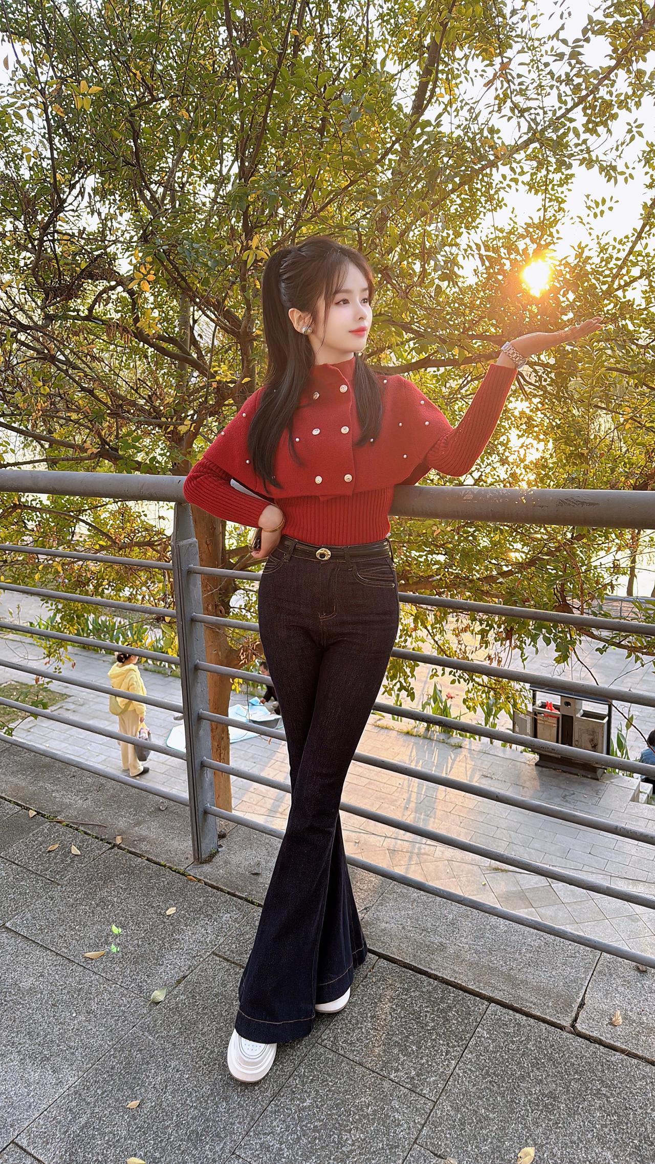 “有人希望你温柔懂事，但有人只希望你开心快乐，总有人嫌你不够好，也总有人觉得你哪