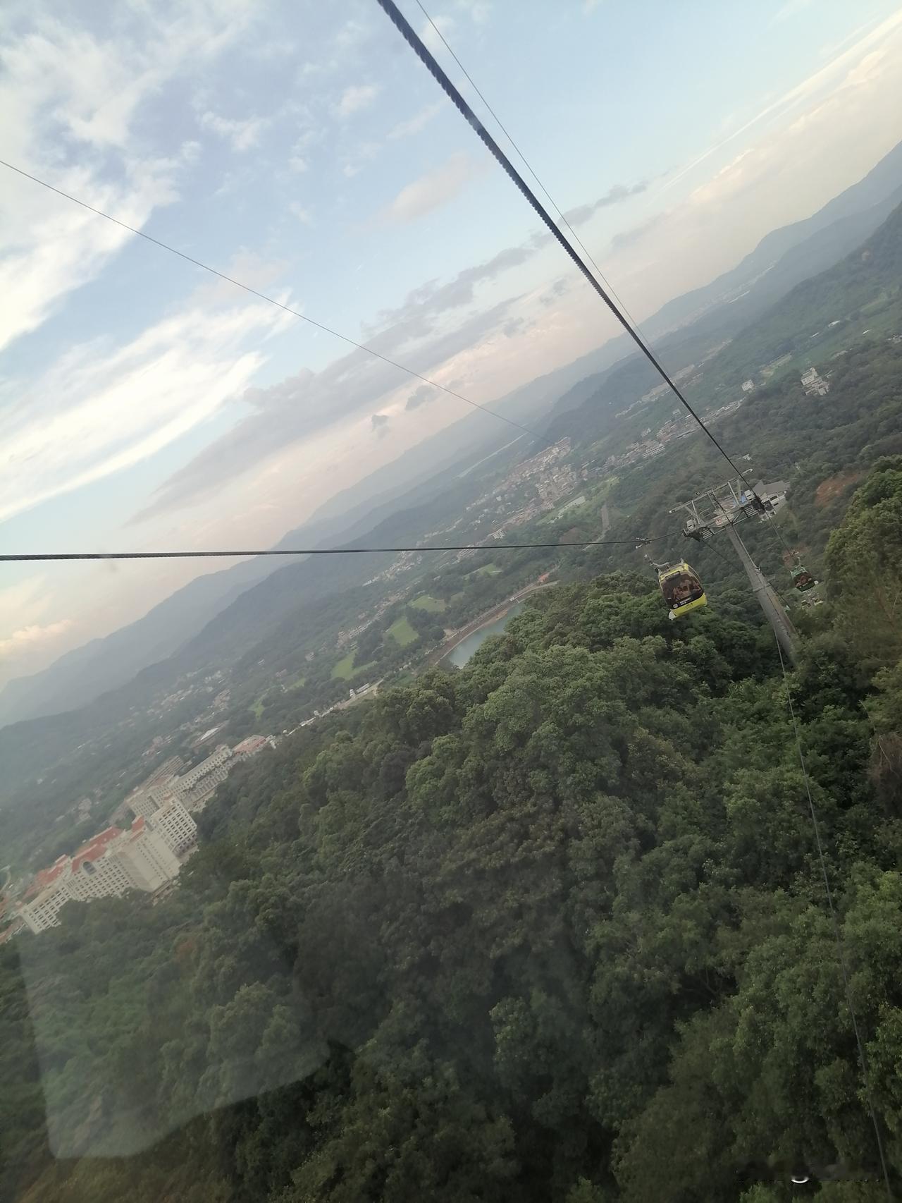 昨天去惠州爬罗浮山，我是比较抗拒的，不想动，可儿子想去爬山，一听有1296米高，