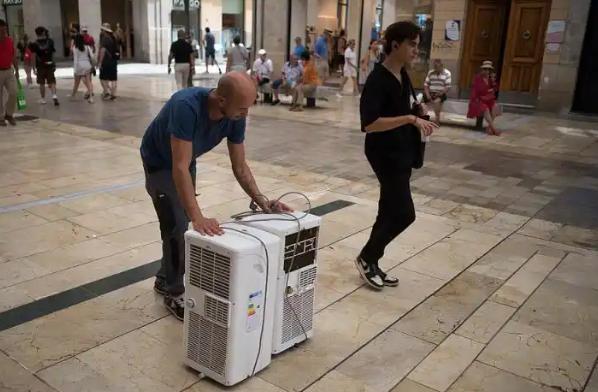 [月亮]欧洲遭遇超 40℃极端高温，已致上千人死亡，中国空调风靡多国断货


全