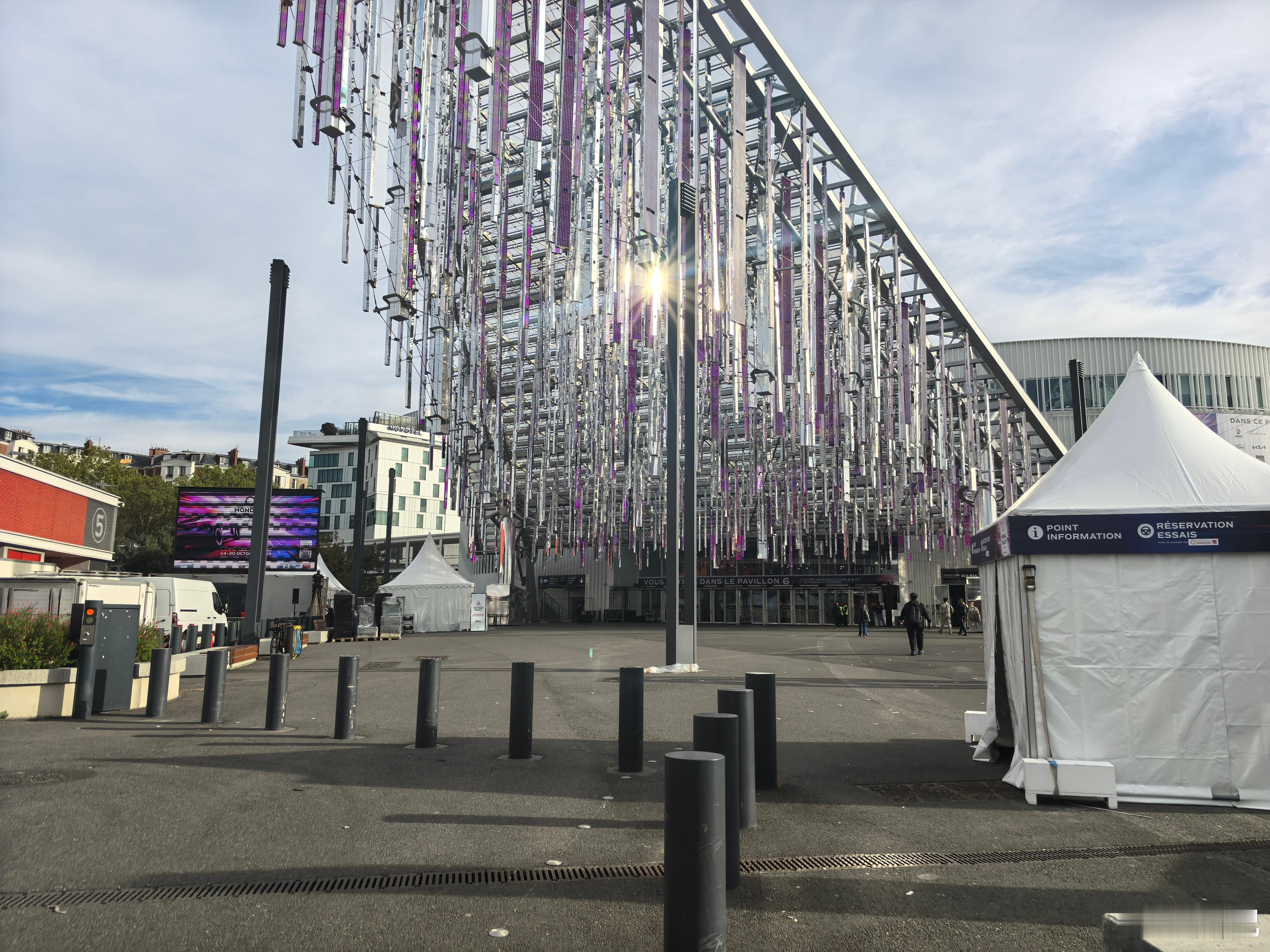 逛了卢浮宫，游了塞纳河，到明天开幕的巴黎车展探班。巴黎车展起源于1898年的国际