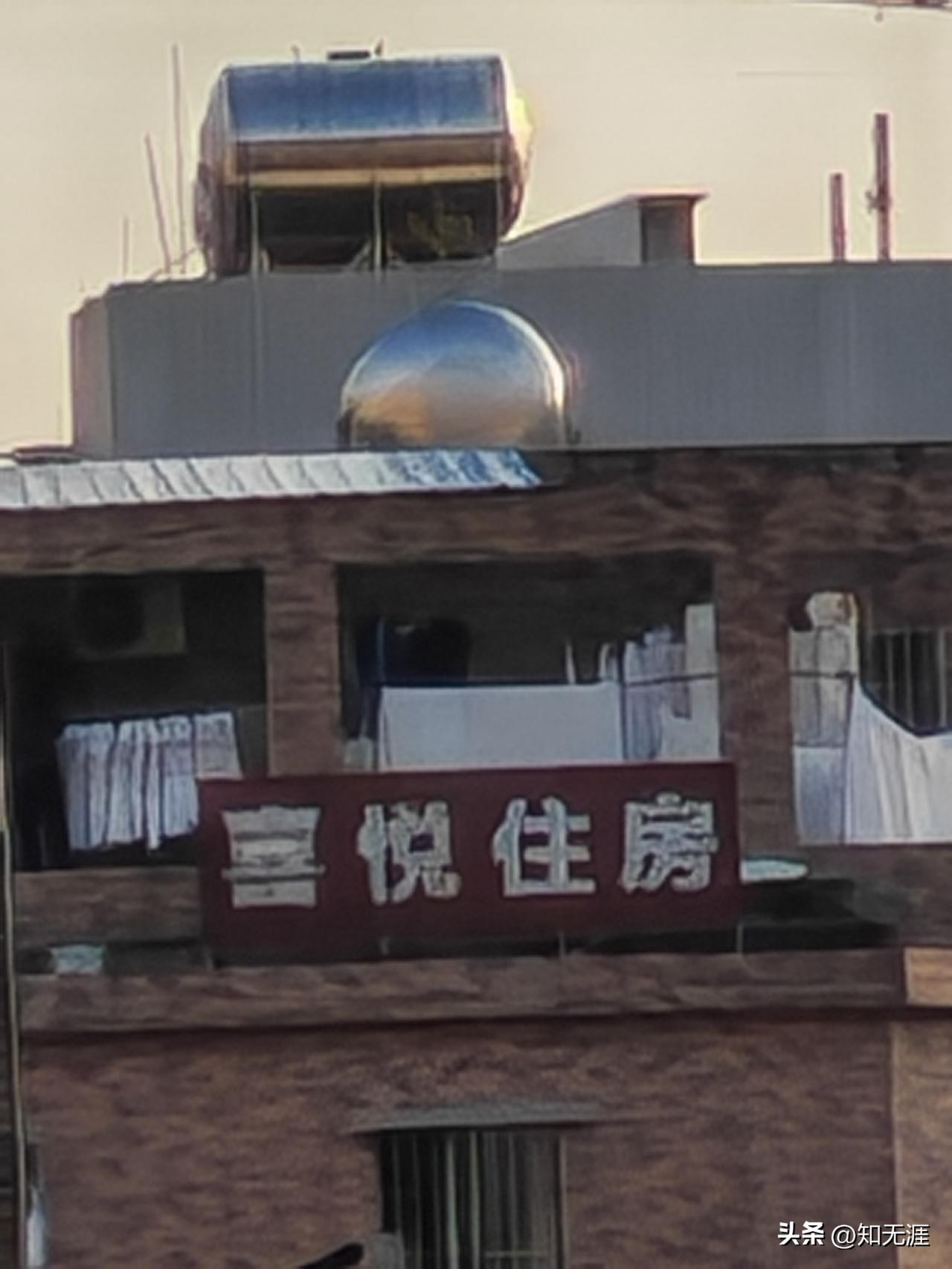 图一是荣耀400pro没有开启长焦AI优化的原图！
图二是荣耀400pro开启长