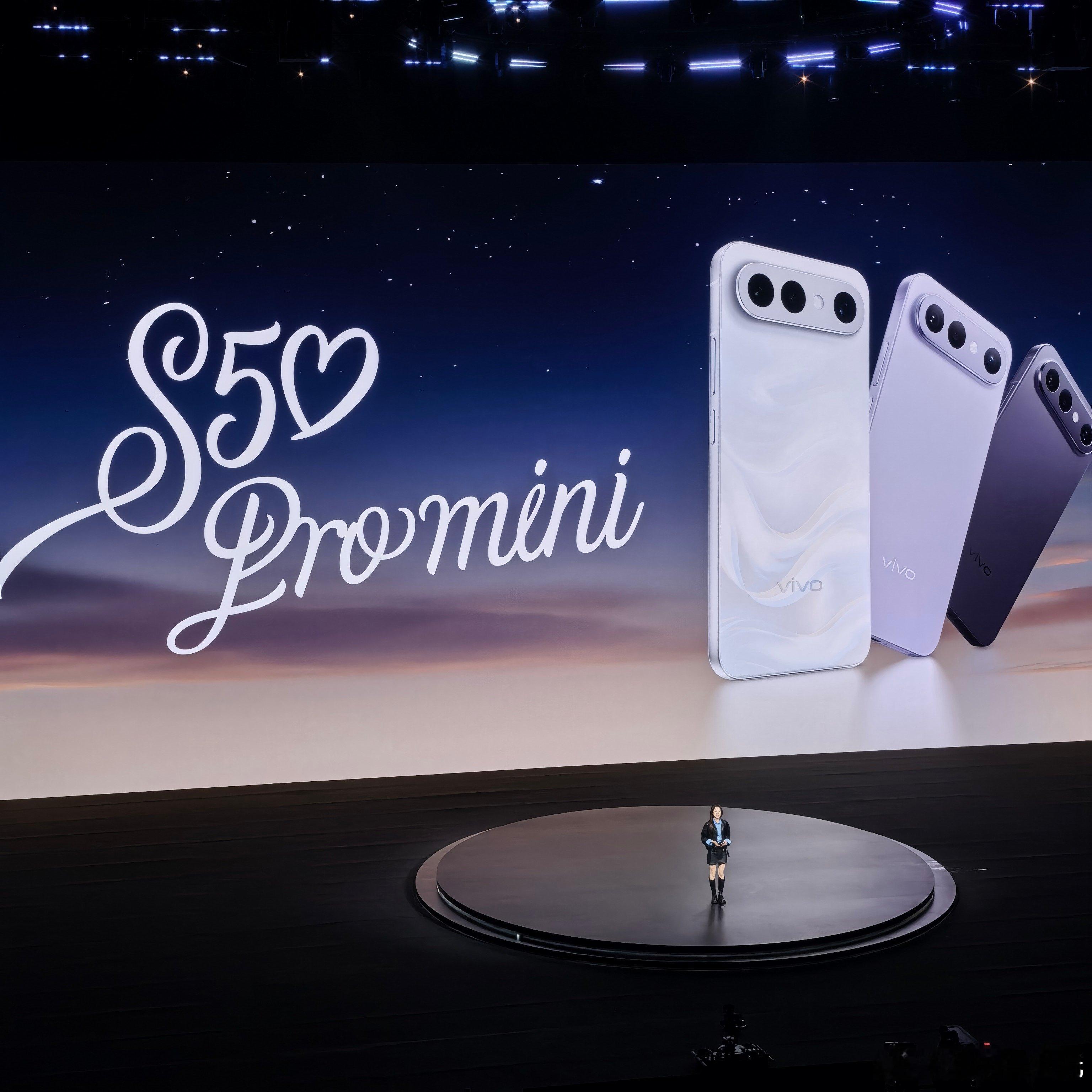 vivo S50 Pro mini正面搭载了6.31寸轻薄小直屏，悬浮水滴冷雕工