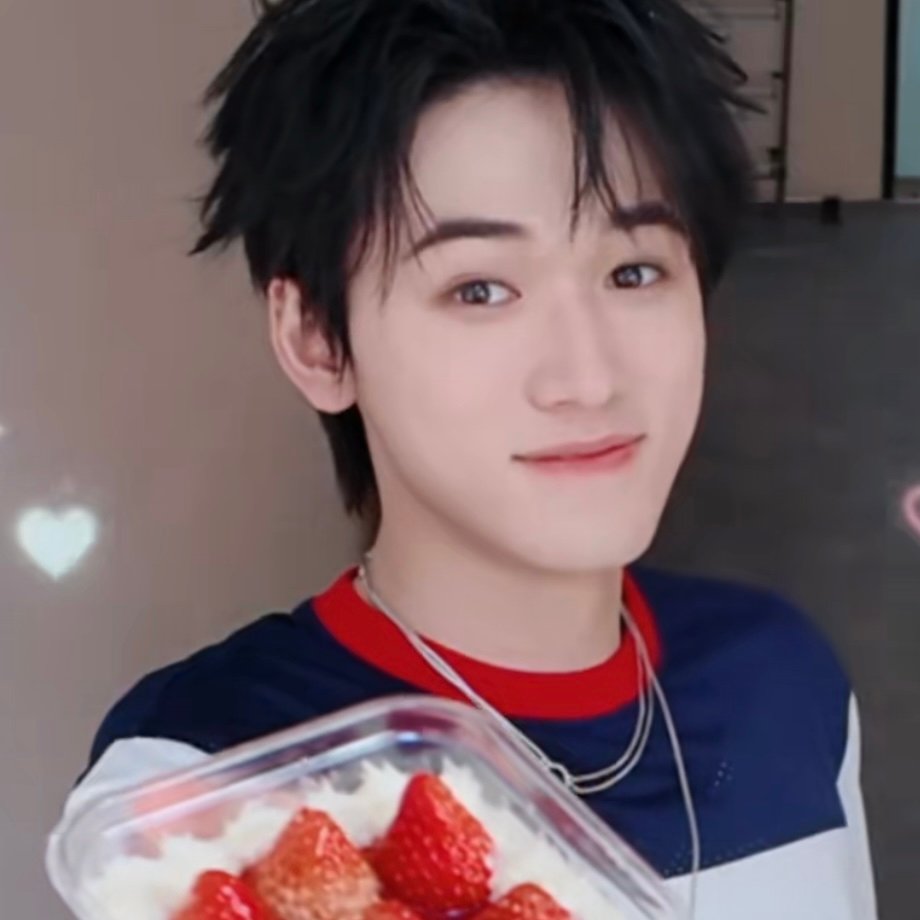 宋亚轩情人节饭撒  宋亚轩草莓小蛋糕  宋亚轩 