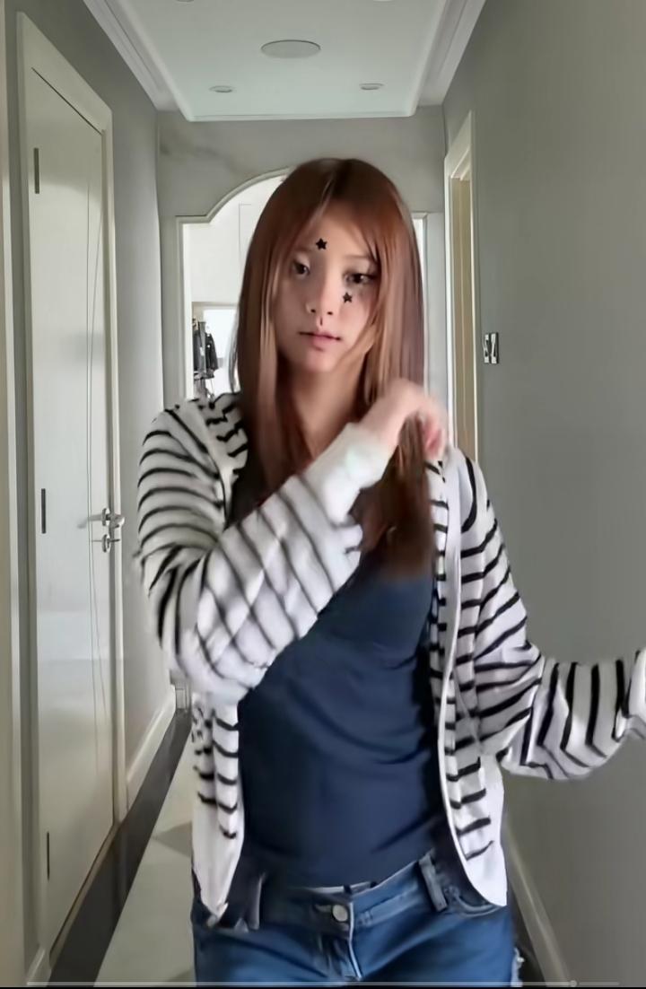 甜馨现已长成清秀少女，近期她大方分享自己身高165cm、体重98斤，匀称纤细的身