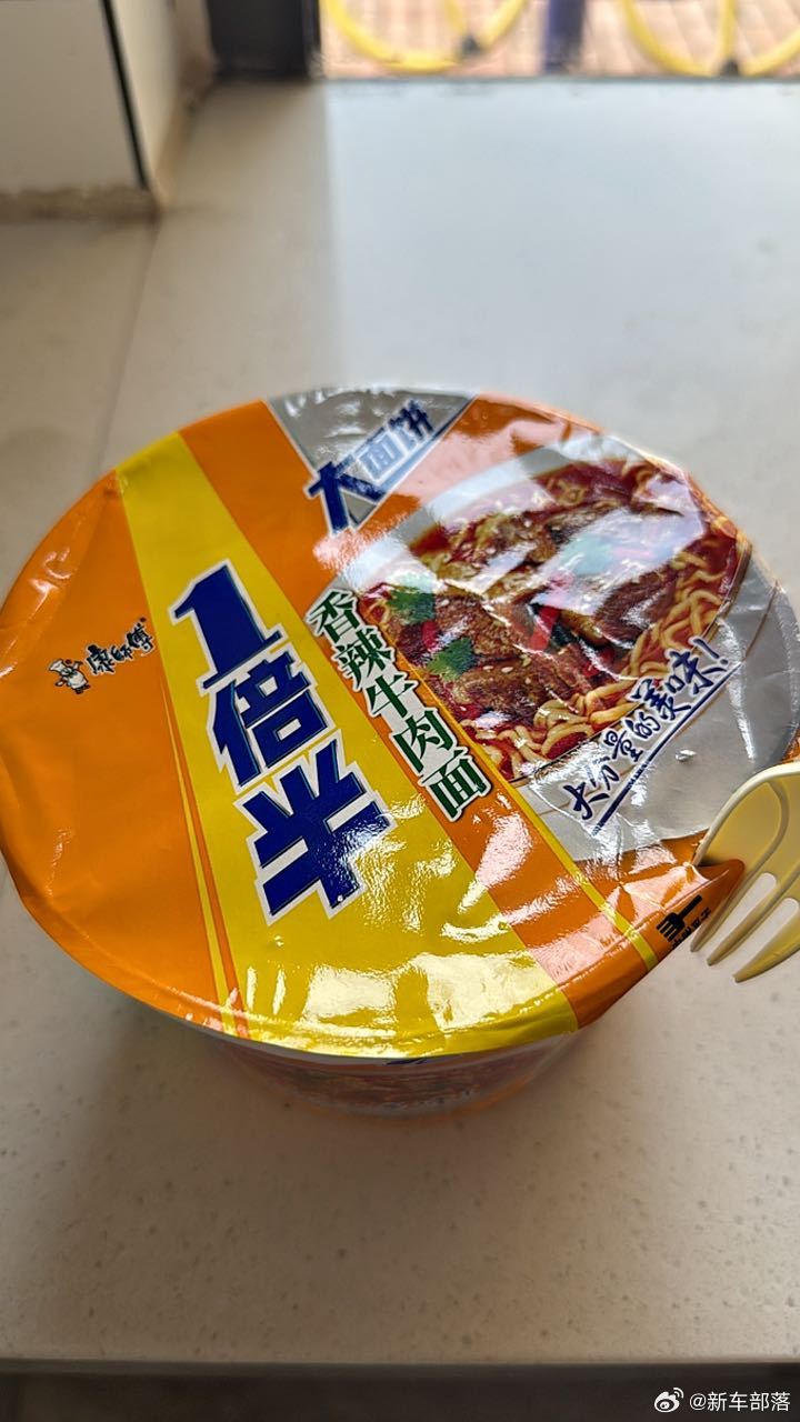 高速充电充至80%被迫离场 千里回家路，正在高速服务区经历排队充电[二哈] ​​