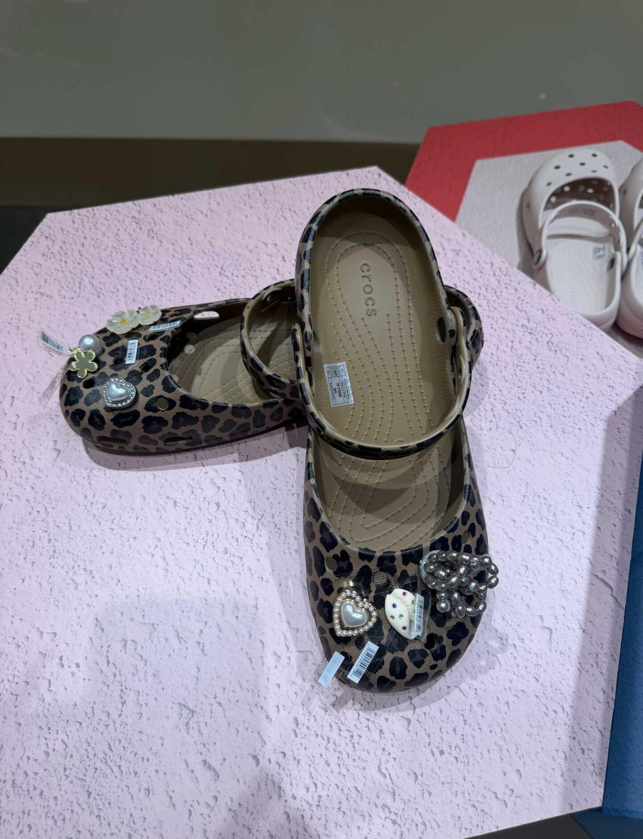 救命！这双Crocs豹纹芭蕾款真的踩在我审美上了！！
玛丽珍鞋型+野性豹纹，直接