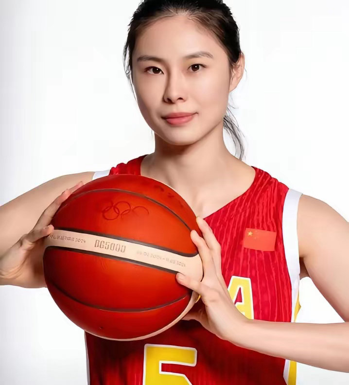 热身赛！中国女篮70-67尼日利亚，球员发挥如下！1，王思雨——定海神针，能里，