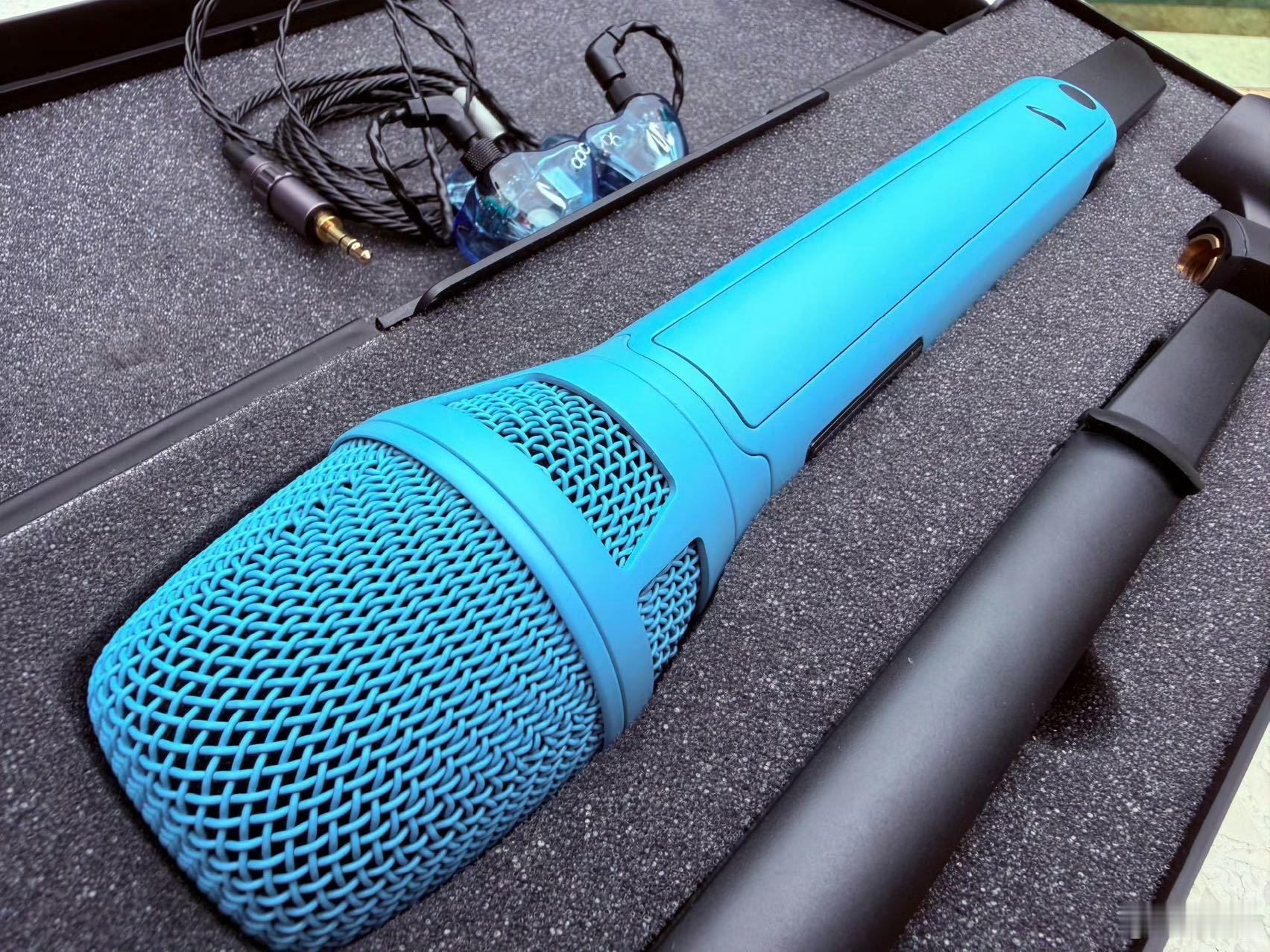 邓超也要开演唱会了吗谁送给邓超的蓝色话筒 谁送给邓超的蓝色话筒啊，这个问题我也想