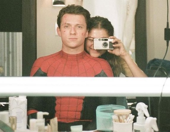 Zendaya谈与汤姆·赫兰德合作拍摄《蜘蛛侠》系列电影：“这在我们故事中占据了