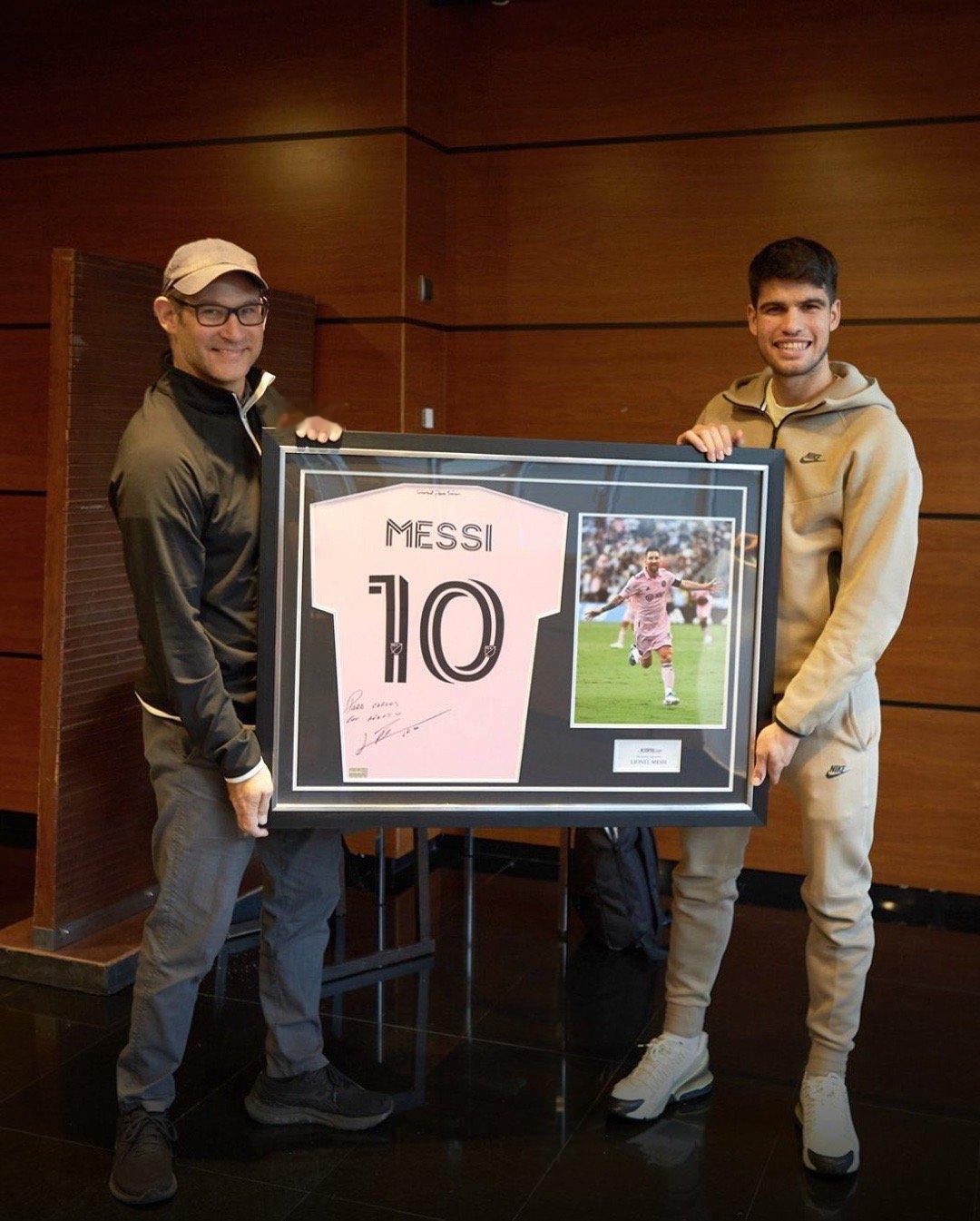 【阿尔卡拉斯展示梅西赠送给他的球衣】梅西在法网决赛阿尔卡拉斯对阵兹维列夫的比赛前