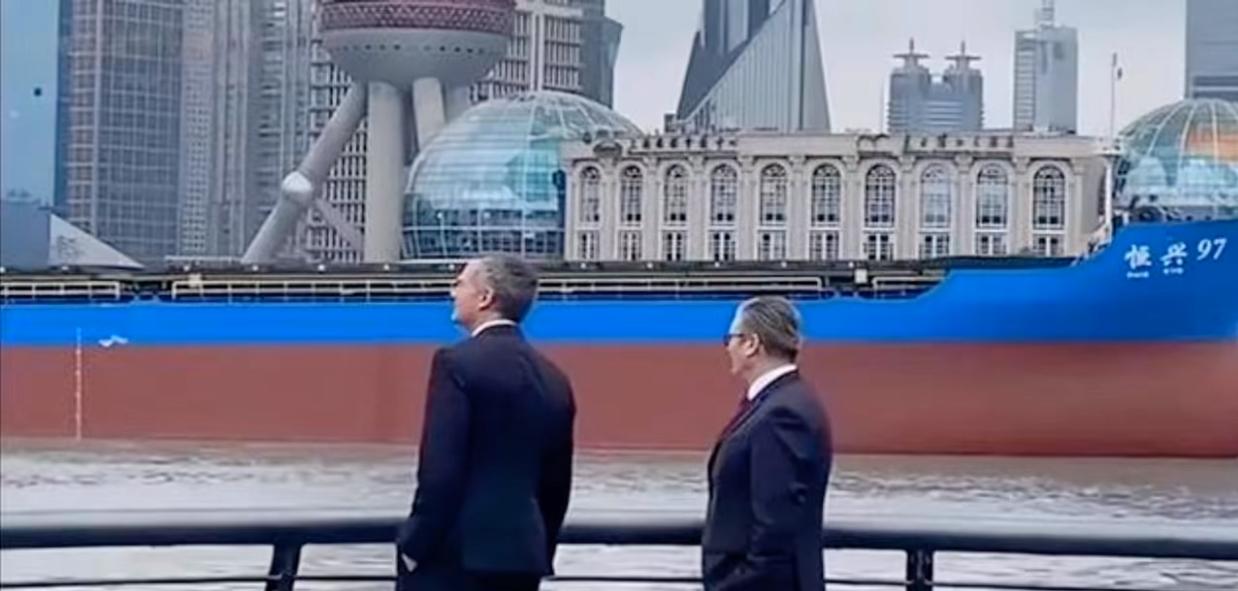 这真是世界名画！
英国首相访问上海期间，当他站在外滩望着对面陆家嘴时，一艘印有恒