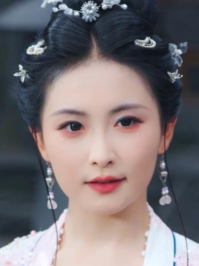 说真的，好多人一辈子都没活明白——总盯着别人的错处嚼舌根，

却连自己身上的毛病