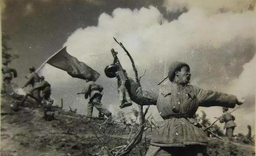 送一个苹果进坑道，立二等功。这不是夸张的文学修辞，而是上甘岭战役中真实的立功标准