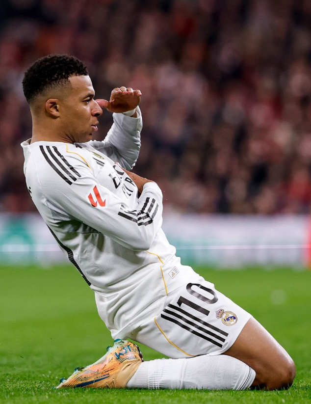 姆巴佩喊你补水啦看懂姆巴佩的爆发力，才懂精准恢复有多重要！一次次极限冲刺，暴汗流