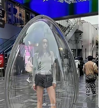 日薪4000，要求是站在这里一天。你们能接受吗？ 