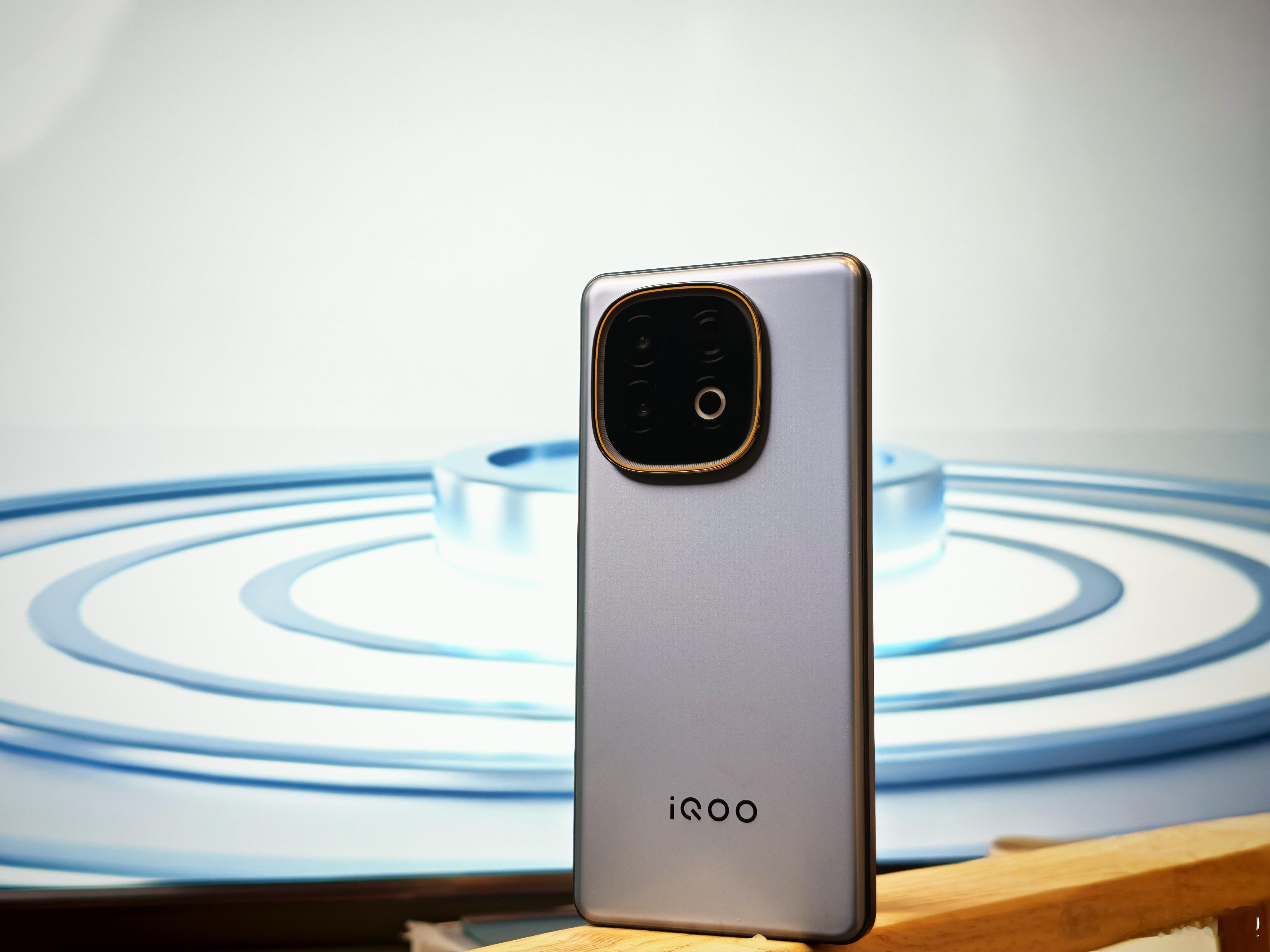 说说iQOO Z10 Turbo+ 的颜值部分吧！这样的价位，我这台「极地灰」，