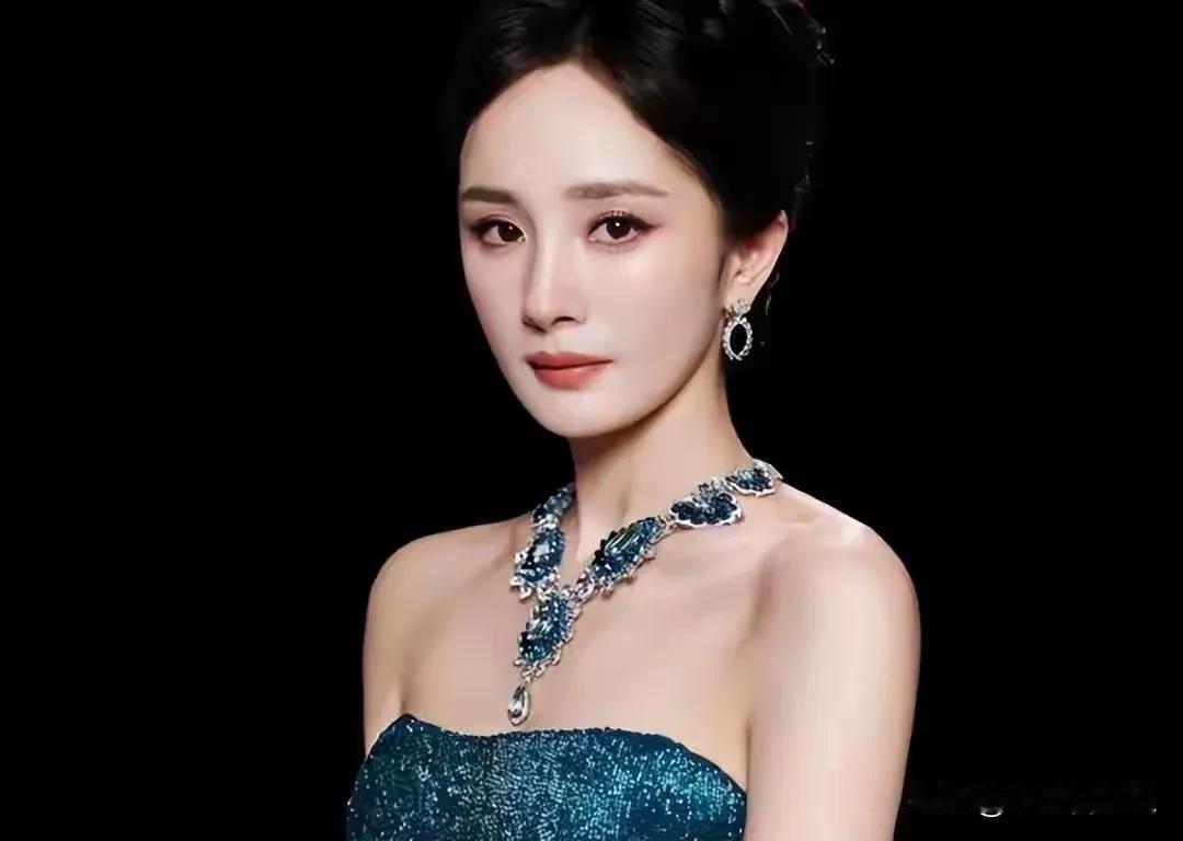 离婚7年了，杨幂直接把前夫滤镜甩出了银河系！最近一身蓝裙亮相，网友直呼：这哪是走