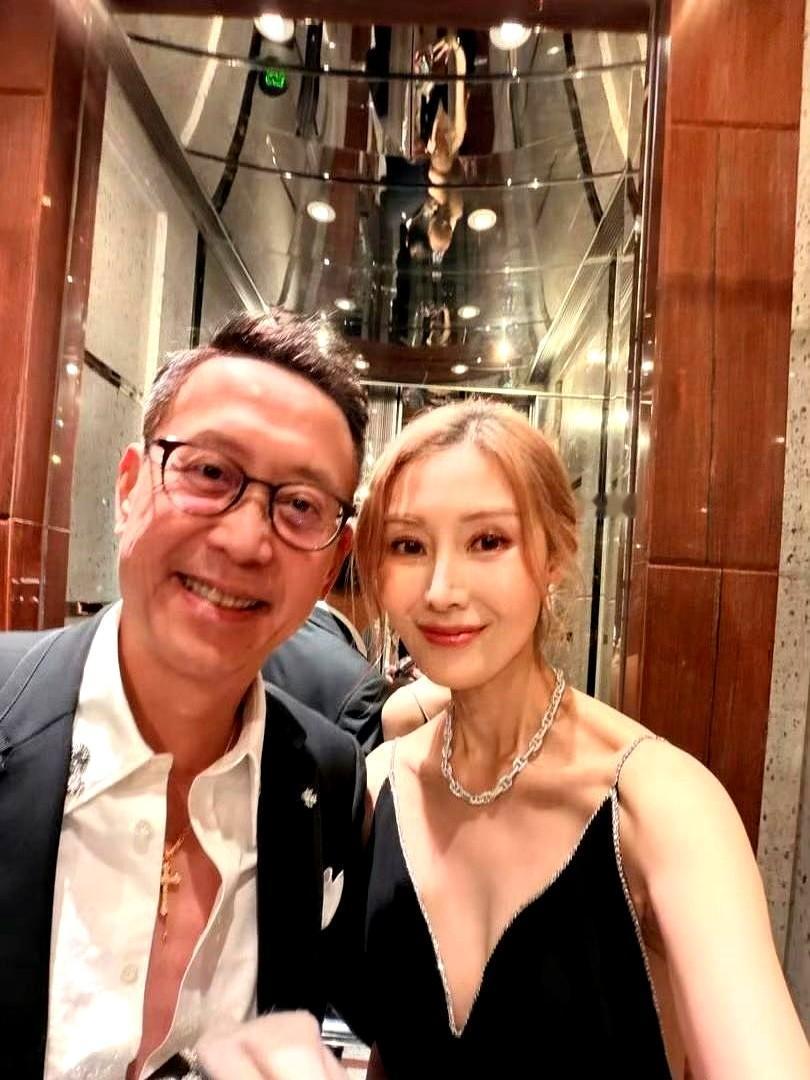 李嘉欣，一个活在“偶遇”里的女人。

香港东半山，她一身灰色卫衣配瑜伽裤，刚从外