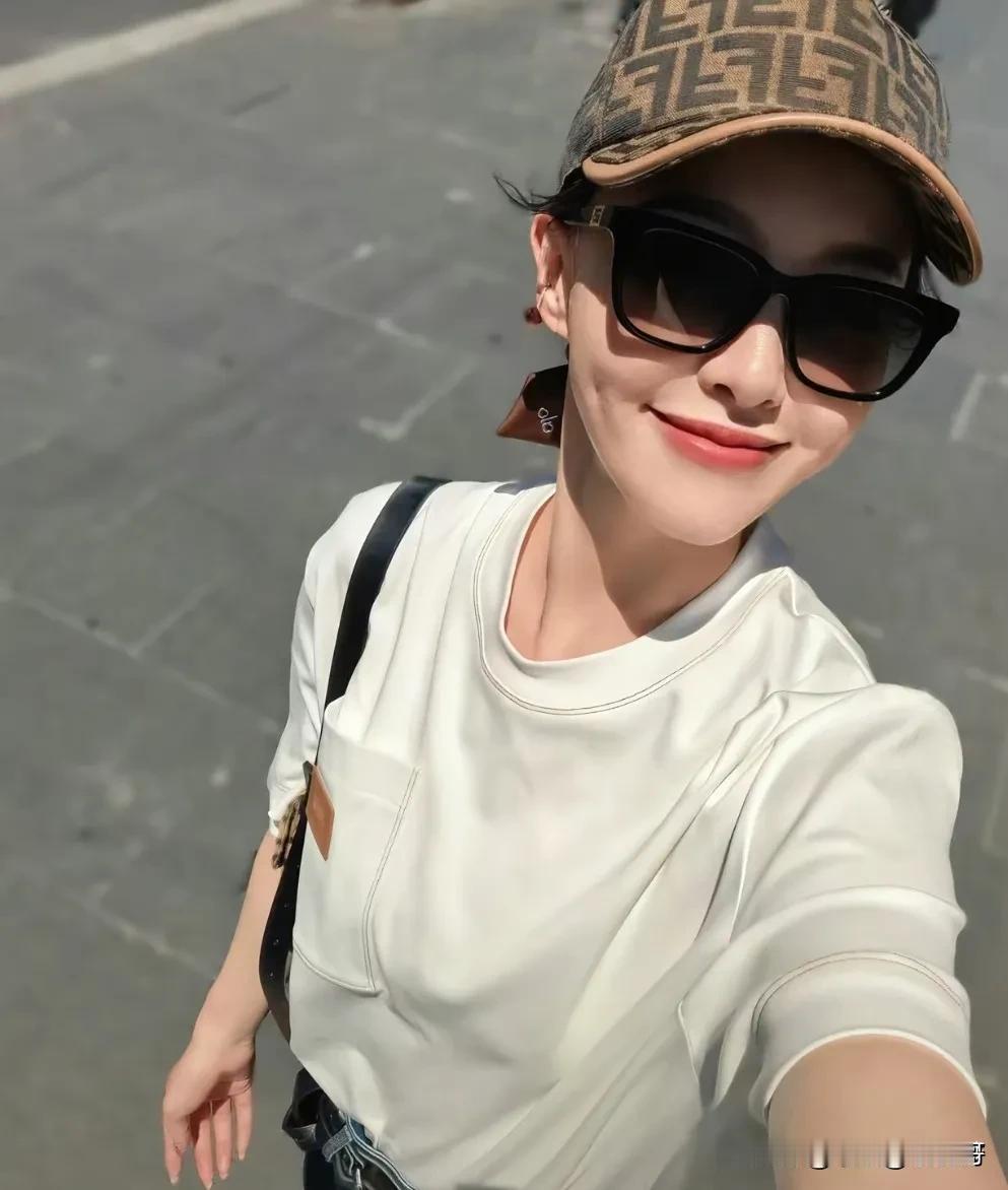 离婚手续办利索了，前妻还天天住在我家里。
 
到了晚上，照样躺在一张床上睡觉。