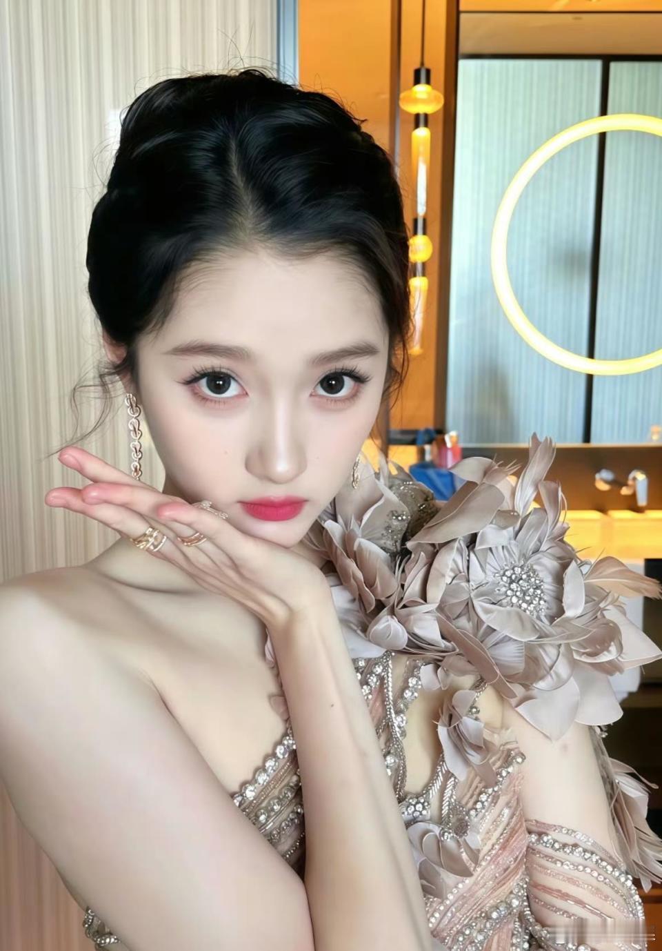 2025年11月，关晓彤因双眼皮问题引发网友热议。她在外网晒出的素颜照中，三层双