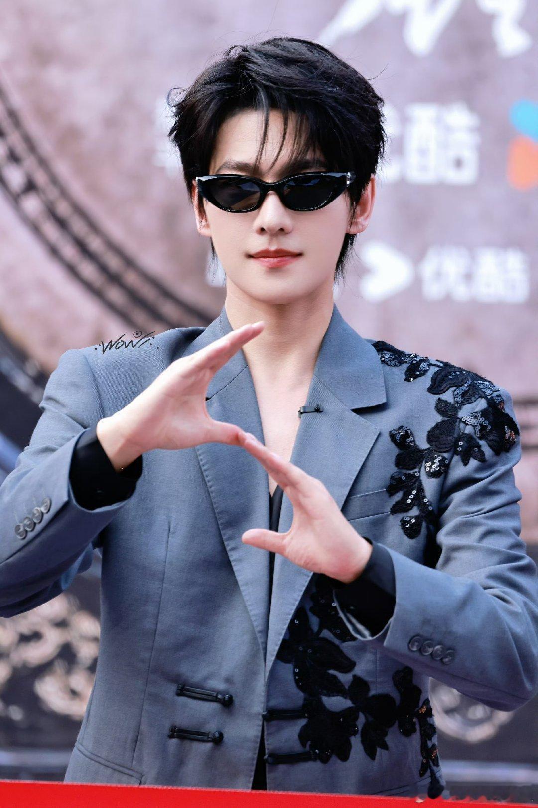 杨洋一笑倾城BGM终于迎来了杨洋原来杨洋一笑倾城歌词是写实 《一笑倾城》这个bg