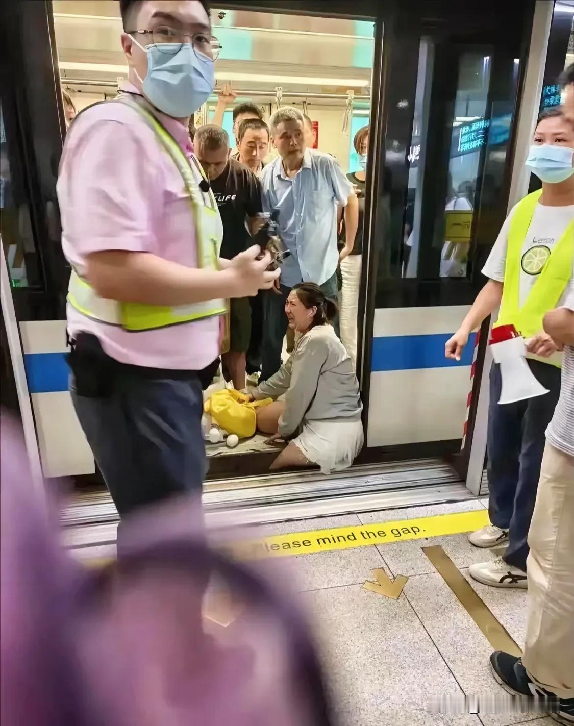 快来帮帮忙吧
大家都手足无措了
女子坐地铁竟然出了意外，腿被卡住了，工作人员和乘