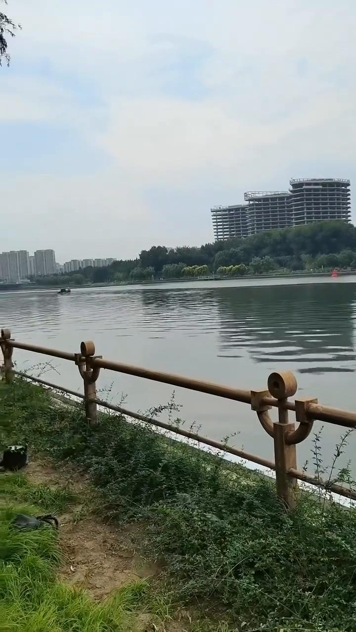 来到通州大运河边，河水悠悠，劲朗，运河独有的葱油风光。漫步通州大运河，千年漕运文