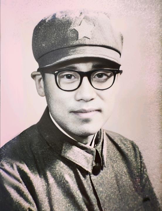 1950年转业连长在火车站遇袭，女乞丐死死咬住他裤腿不放，拨开乱发看到一道旧疤，