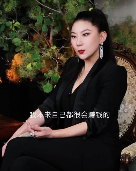 谢贤前女友Coco 亲口说：
 “张柏芝既重情重义又行侠仗义，如果可以我想成为她
