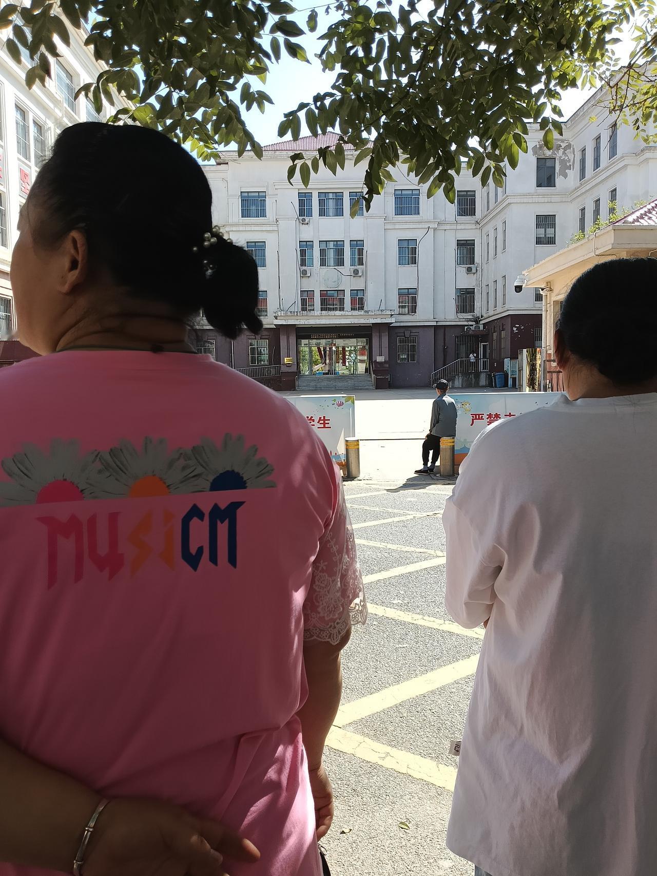 山东转天津第一天，
孩子今天开学了，
孩子早上有点不高兴，
不是不想转学天津，
