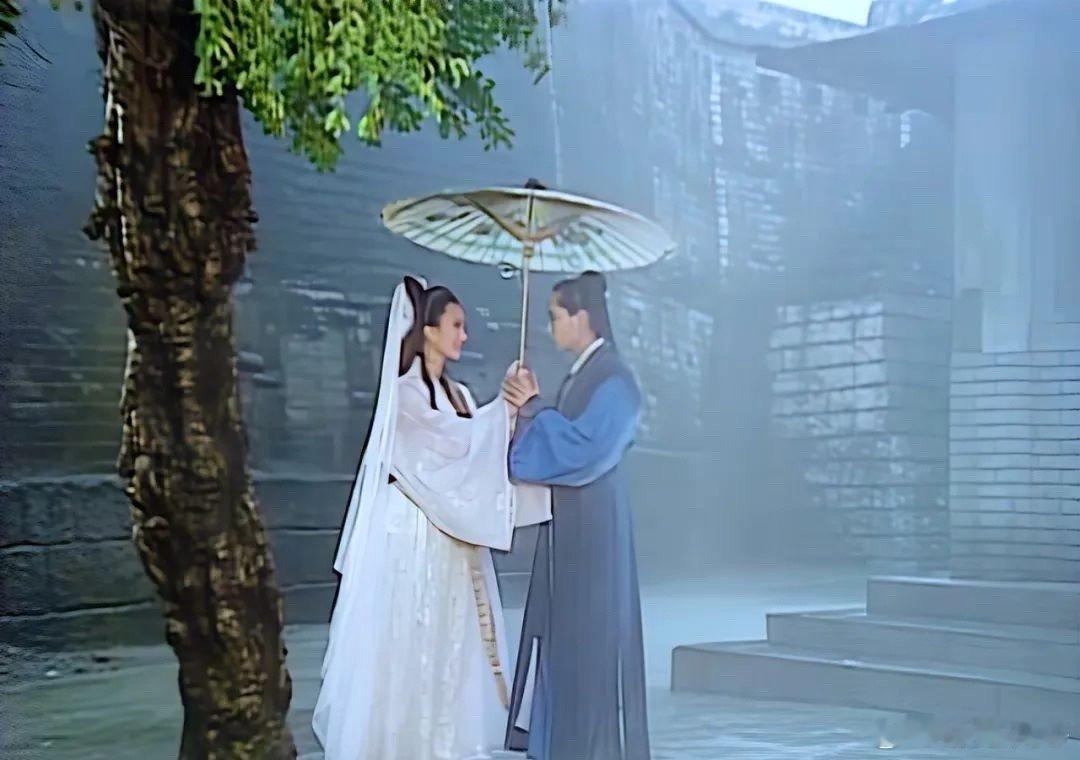 十三与君初相识，王侯宅里弄丝竹。只缘感君一回顾，使我思君朝与暮。再见君时妾十五，