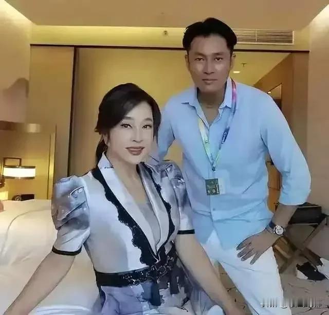 刘晓庆将与摄影助理对簿公堂[大笑]刘晓庆的38岁的摄影助理古柯，将75岁的刘老板
