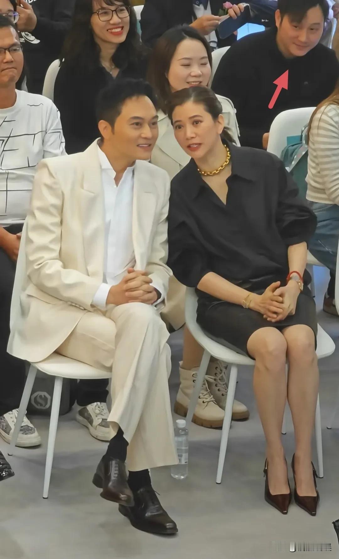 夫妻生理性喜欢就是不一样，分分钟都表现在行动里，细节上。
张智霖、袁咏仪夫妻俩现