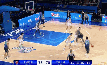 崔永熙上海精彩“隔扣”
北京时间11月16日，广州下宁波的末节比赛一开始，如图所