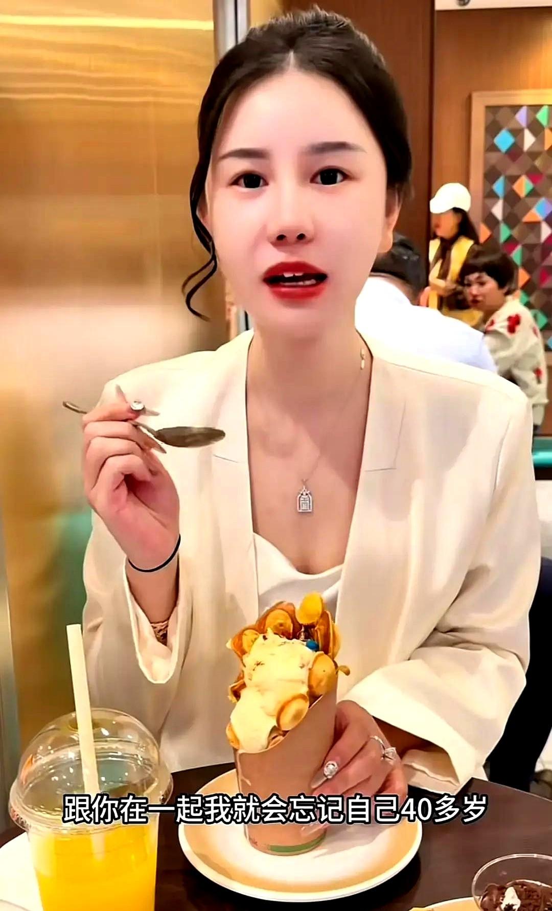 41岁离异带娃，找了个小16岁的帅气富二代？

网红蜜宝妈妈这事儿，很多人都在背